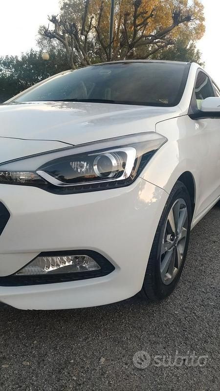 Usata Hyundai i20 75 CV (55 kW) 2016 Bianco Berlina