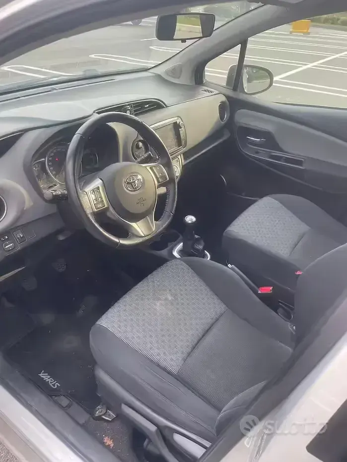 Usata Toyota Yaris 69 CV (50 kW) 2015 Grigio Utilitaria