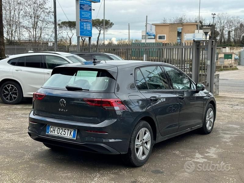 Usata VW Golf VIII Life 116 CV (85 kW) 2022 Grigio Berlina