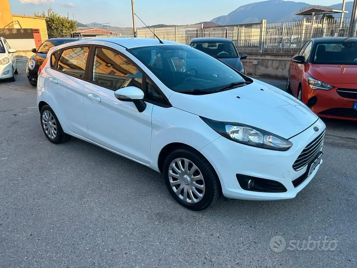 Usata Ford Fiesta 75 CV (55 kW) 2014 Bianco Utilitaria