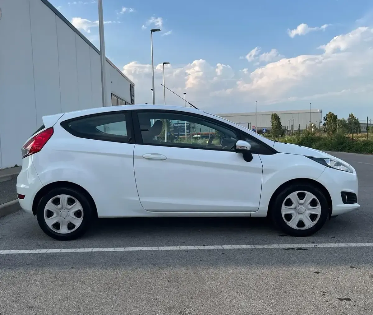Usata Ford Fiesta 60 CV (44 kW) 2015 Bianco Utilitaria