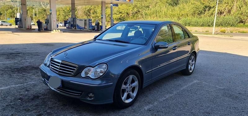 Usata Mercedes C320 Avantgarde 218 CV (160 kW) 2005 Argento Berlina