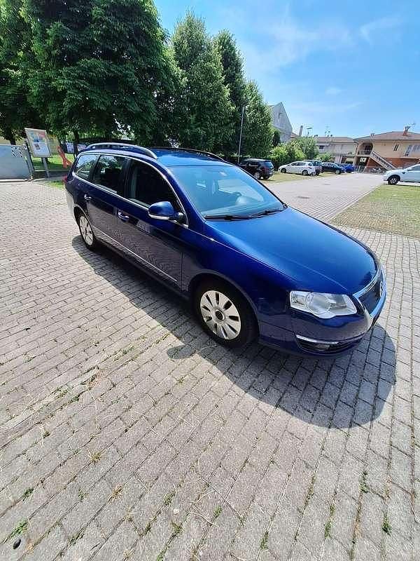 Usata VW Passat Comfortline 105 CV (77 kW) 2005 Blu/azzurro Station wagon
