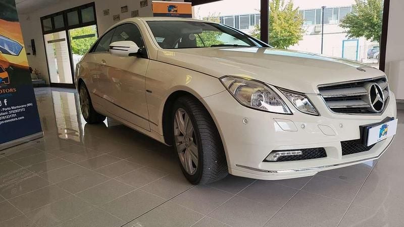 Bianco Usata 2009 Mercedes E250 Avantgarde Coupé | 12.300 € (Buon prezzo) - Immagine 1/4