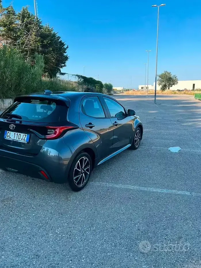 Usata Toyota Yaris Business Edition 72 CV (52 kW) 2023 Grigio Utilitaria