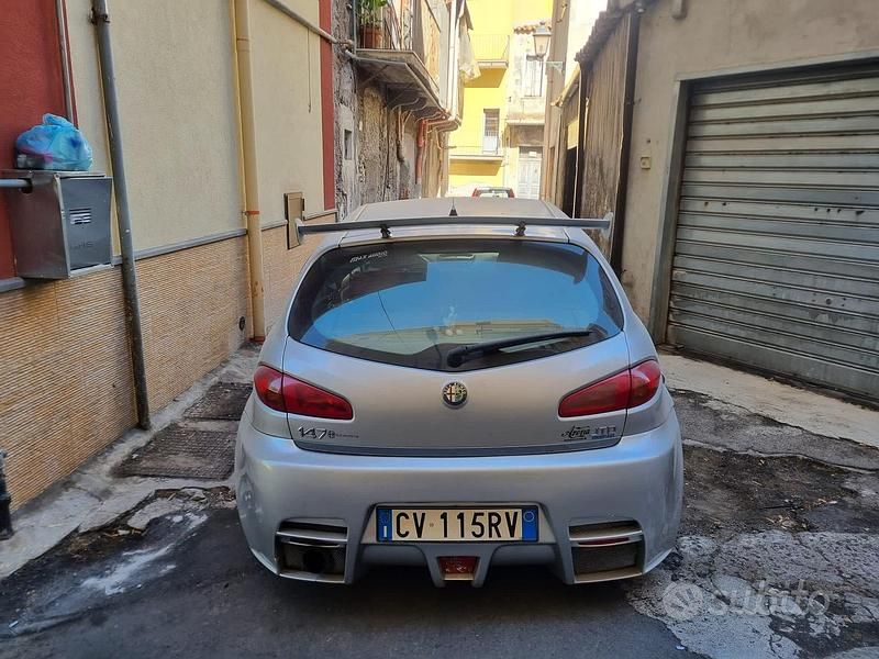 Usata Alfa Romeo 147 Exclusive 116 CV (85 kW) 2004 Grigio Utilitaria