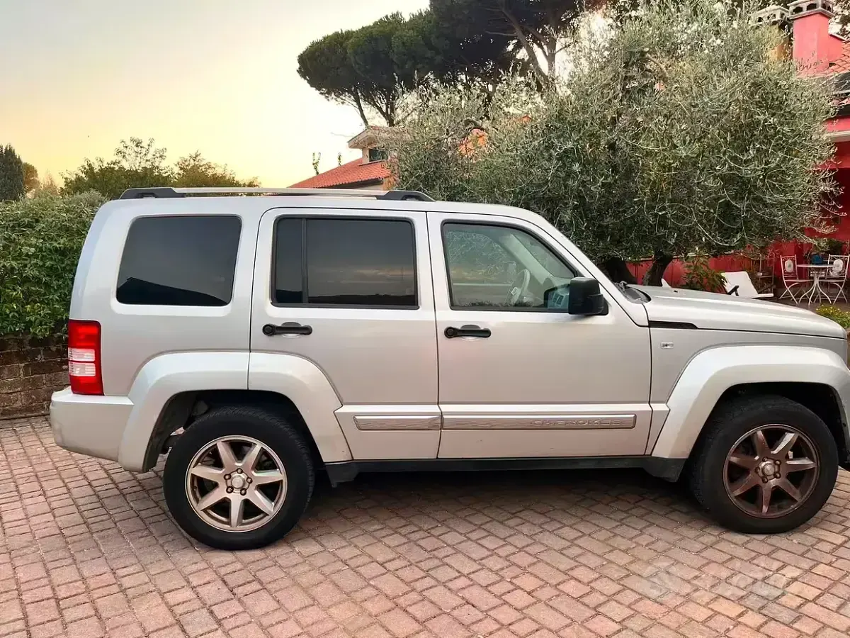 Usata Jeep Cherokee Sport 177 CV (130 kW) 2008 Grigio SUV