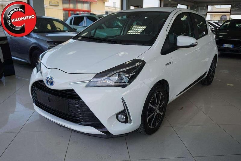 Usata Toyota Yaris Hybrid Active 73 CV (53 kW) 2019 Bianco Berlina