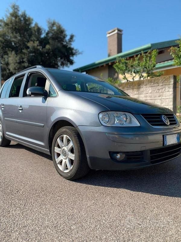 Begagnad VW Touran Highline 105 HK (77 kW) 2006 Grå Minibuss