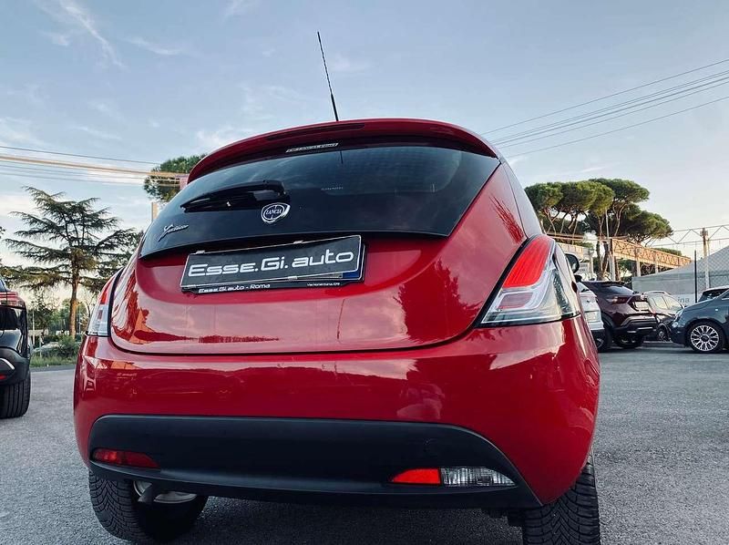 Usata Lancia Ypsilon Silver 69 CV (50 kW) 2015 Rosso Utilitaria