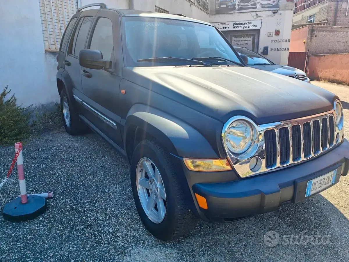 Usata Jeep Cherokee 163 CV (119 kW) 2006 Nero SUV