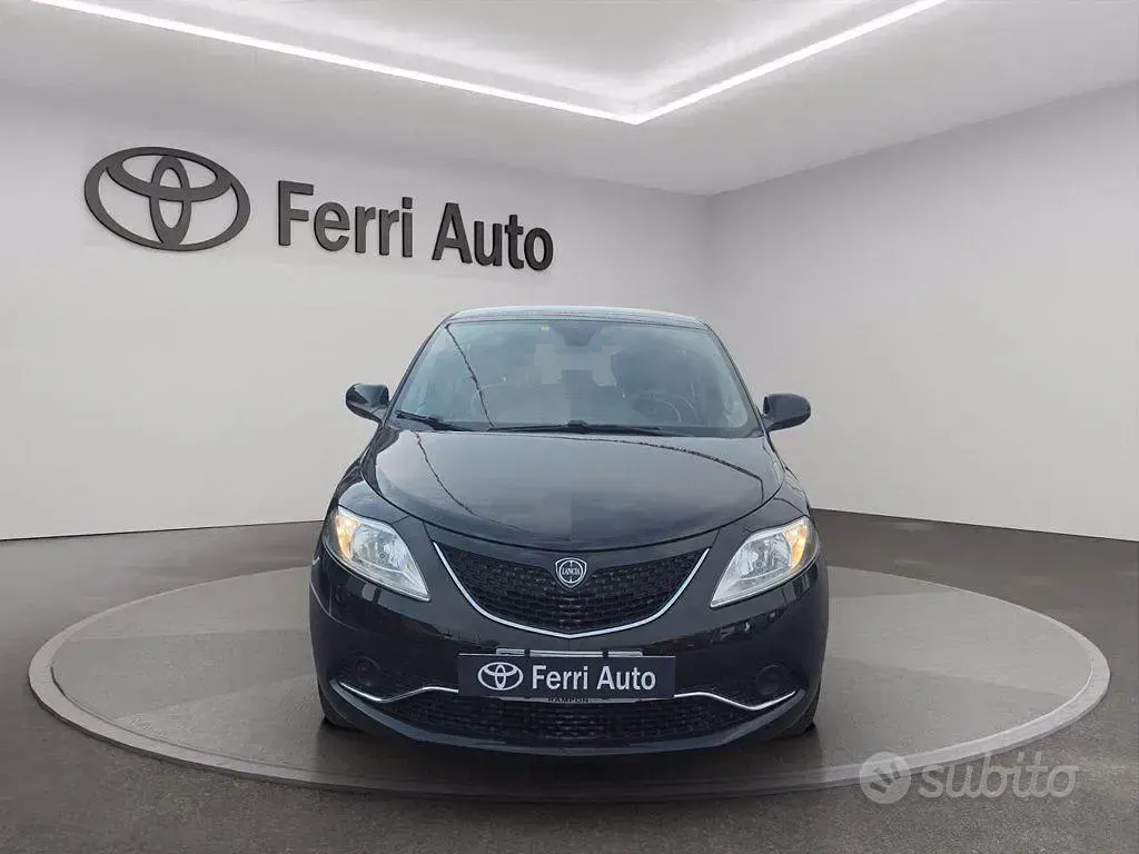 Usata Lancia Ypsilon Silver 69 CV (50 kW) 2017 Nero Utilitaria