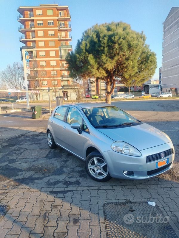 Grigio Usata 2008 Fiat Grande Punto Dynamic Due volumi | 3350 € (Buon prezzo) - Immagine 1/4
