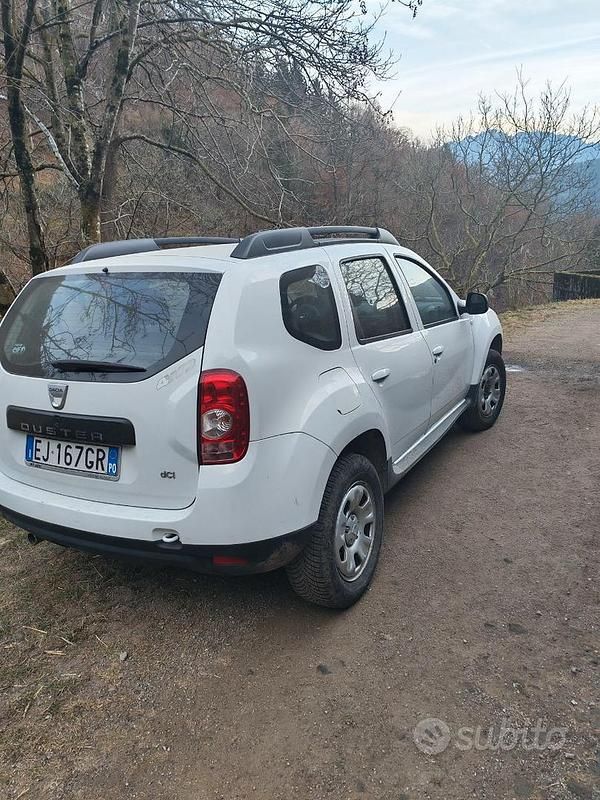 Bianco Usata 2011 Dacia Duster Lauréate SUV | 7000 € (Buon prezzo) - Immagine 1/4