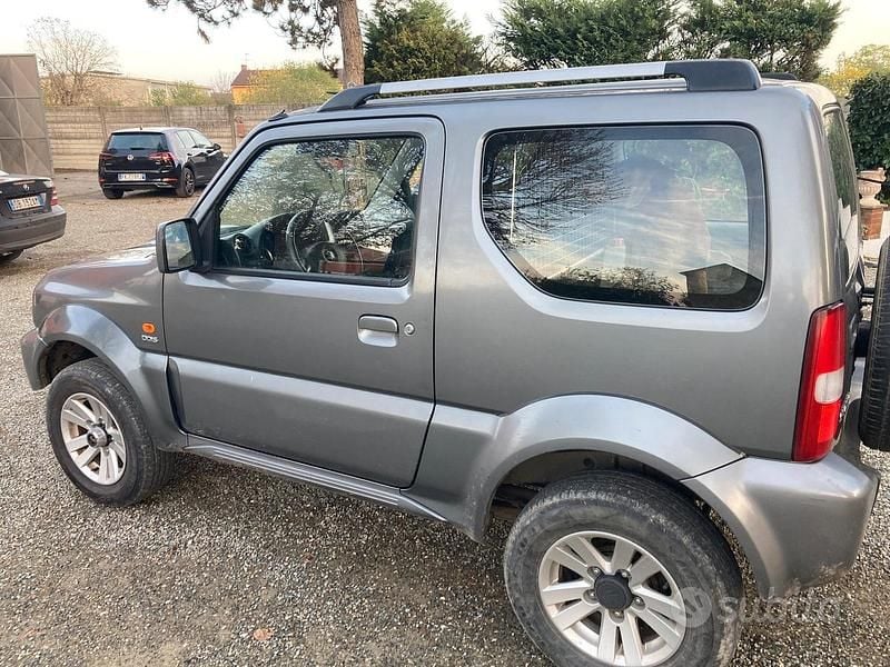 Usata Suzuki Jimny 85 CV (62 kW) 2010 Grigio SUV