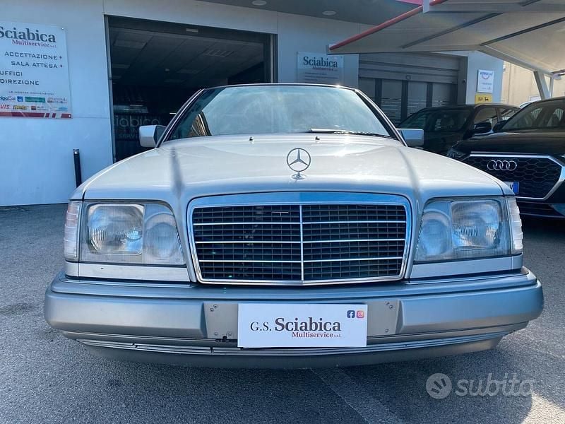 Usata Mercedes E200 136 CV (100 kW) 1994 Nero Cabrio