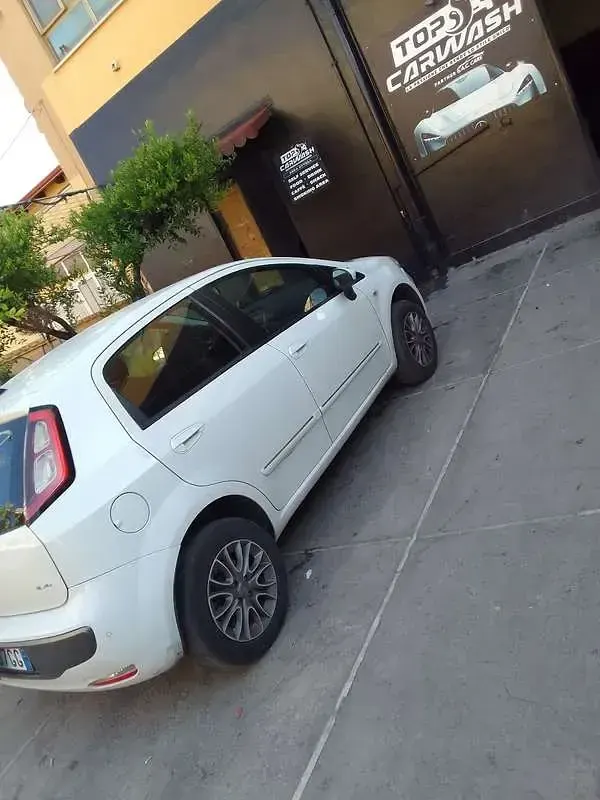 Usata Fiat Grande Punto Active 77 CV (56 kW) 2010 Utilitaria