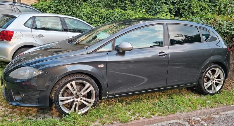 Grigio Usata 2011 Seat Leon FR Tre volumi | 4400 € - Immagine 1/4