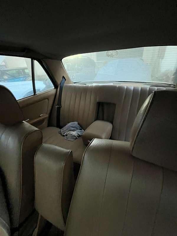 Usata Mercedes 240 72 CV (52 kW) 1984 Marrone Berlina