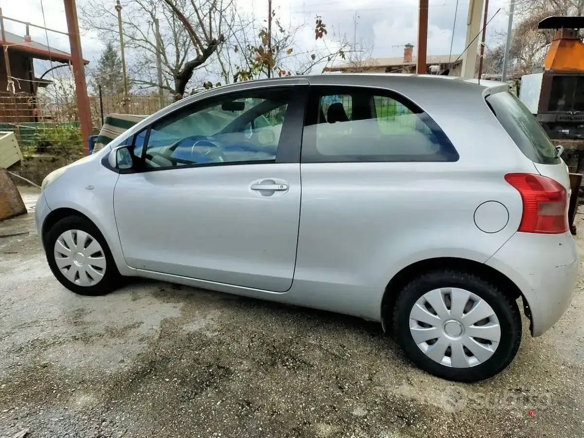 Usata Toyota Yaris 87 CV (63 kW) 2008 Grigio Utilitaria