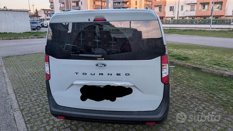Usata Ford Tourneo 125 CV (91 kW) 2025 Monovolume
