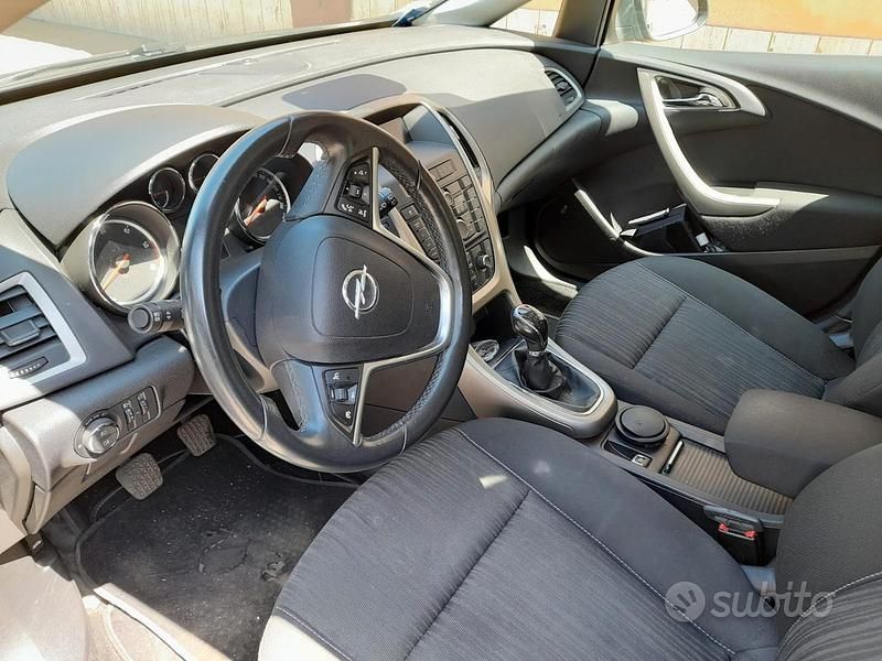 Usata Opel Astra 110 CV (80 kW) 2011 Berlina