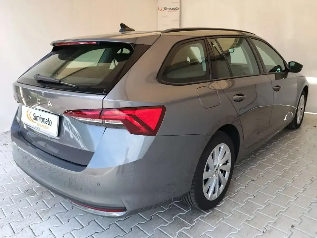 Usata Skoda Octavia Selection 150 CV (110 kW) 2024 Grigio scuro Station wagon