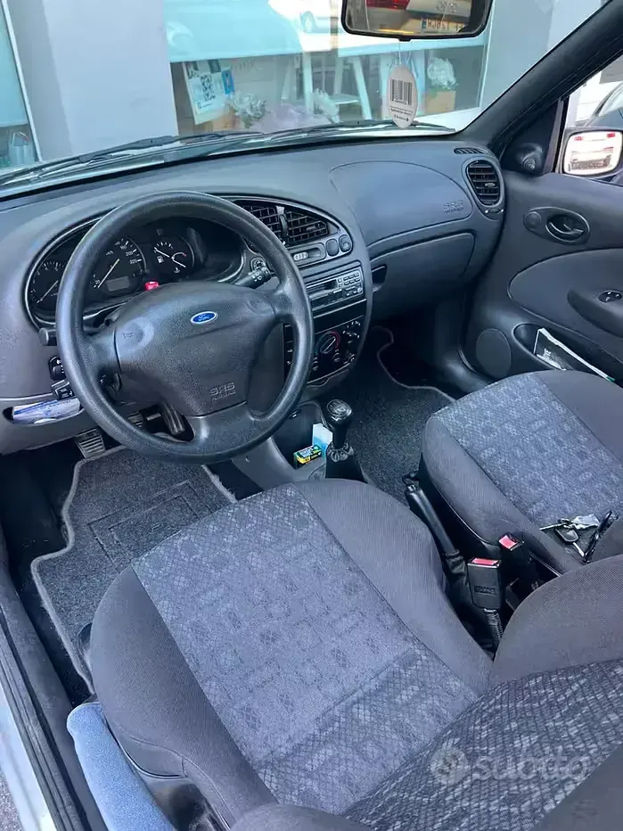 Usata Ford Fiesta Zetec 75 CV (55 kW) 2002 Grigio Utilitaria