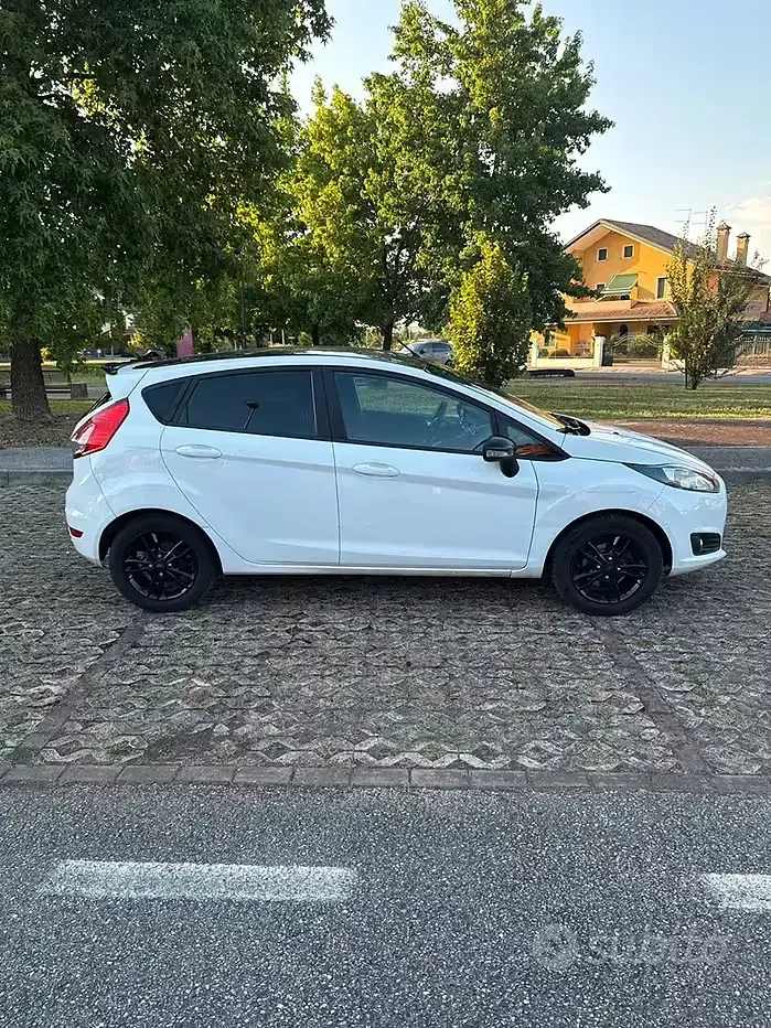 Usata Ford Fiesta 75 CV (55 kW) 2015 Bianco Utilitaria