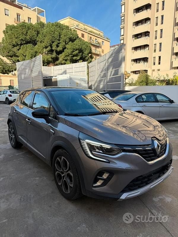Usata Renault Captur 100 CV (73 kW) 2023 Grigio SUV