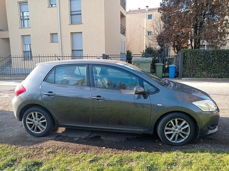 Usata Toyota Auris 126 CV (92 kW) 2009 Grigio Berlina