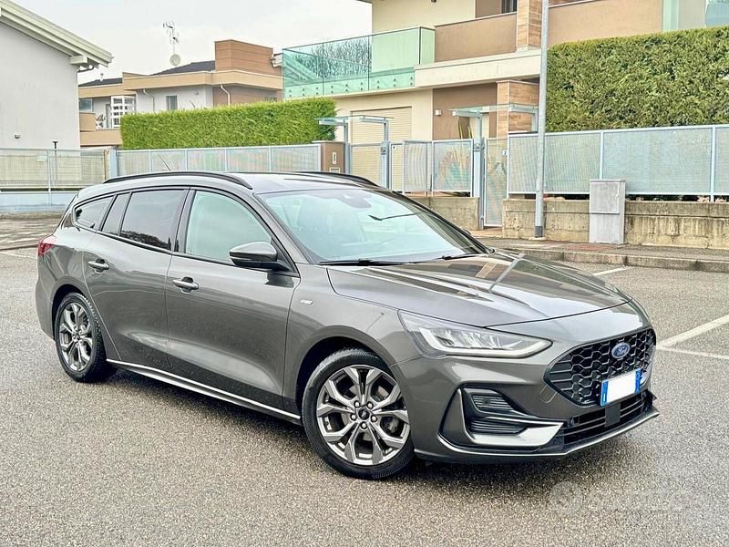 Usata Ford Focus ST-Line 120 CV (88 kW) 2022 Nero Station wagon