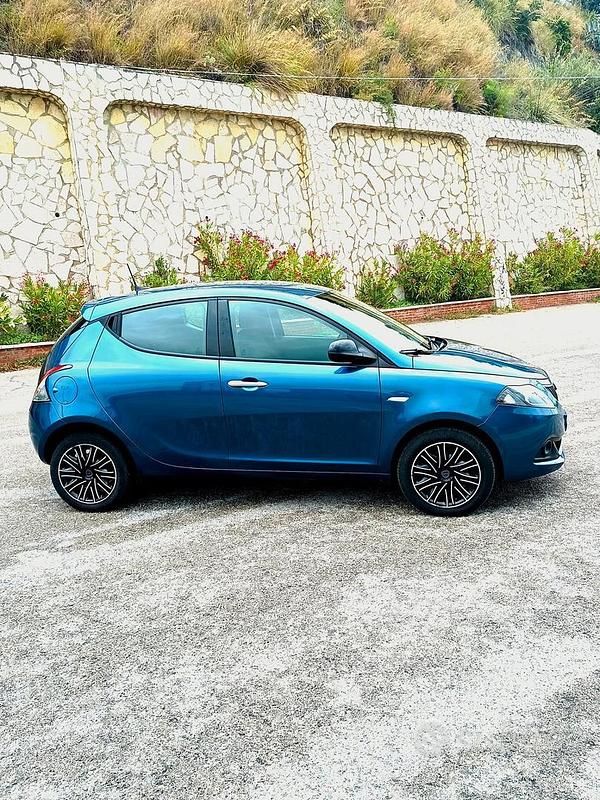 Usata Lancia Ypsilon Gold 70 CV (51 kW) 2023 Blu/azzurro Utilitaria