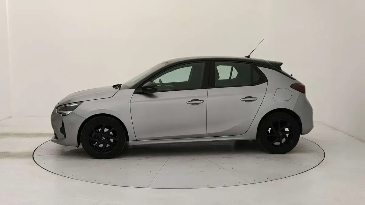 Usata Opel Corsa GS Line 101 CV (74 kW) 2022 Grigio metallizzato Utilitaria