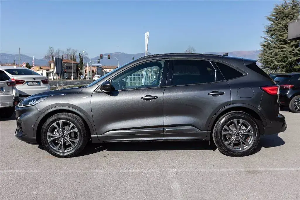 Usata Ford Kuga ST-Line 190 CV (139 kW) 2022 Grigio metallizzato SUV