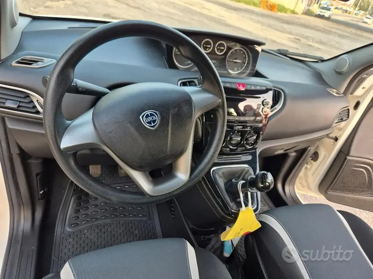 Usata Lancia Ypsilon 69 CV (50 kW) 2014 Bianco Utilitaria