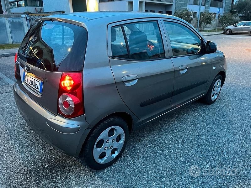 Usata Kia Picanto LX 62 CV (45 kW) 2009 Grigio Utilitaria
