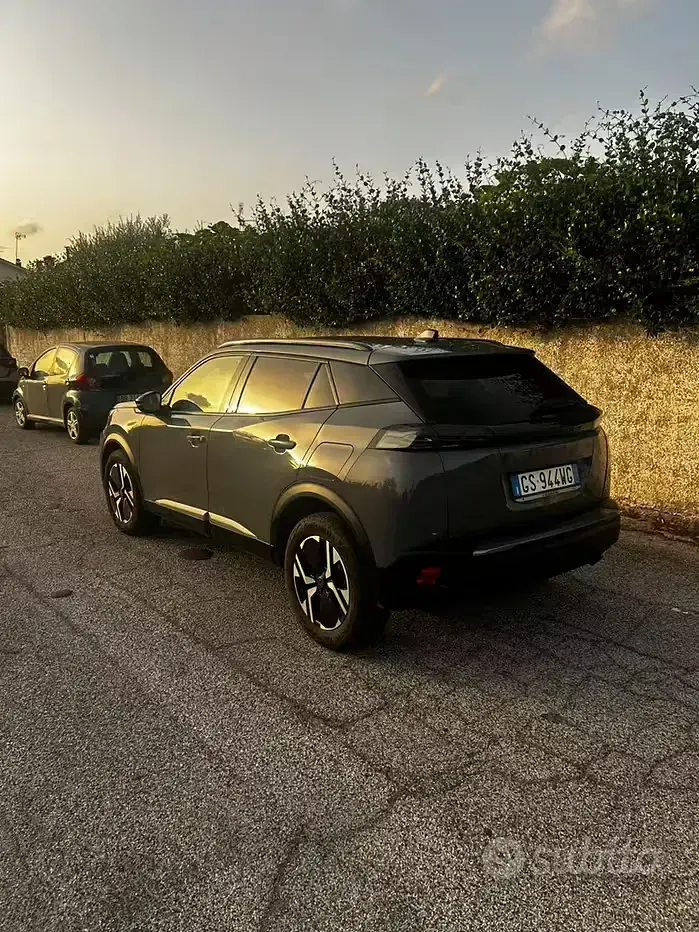 Usata Peugeot 2008 Allure 101 CV (74 kW) 2024 Grigio SUV