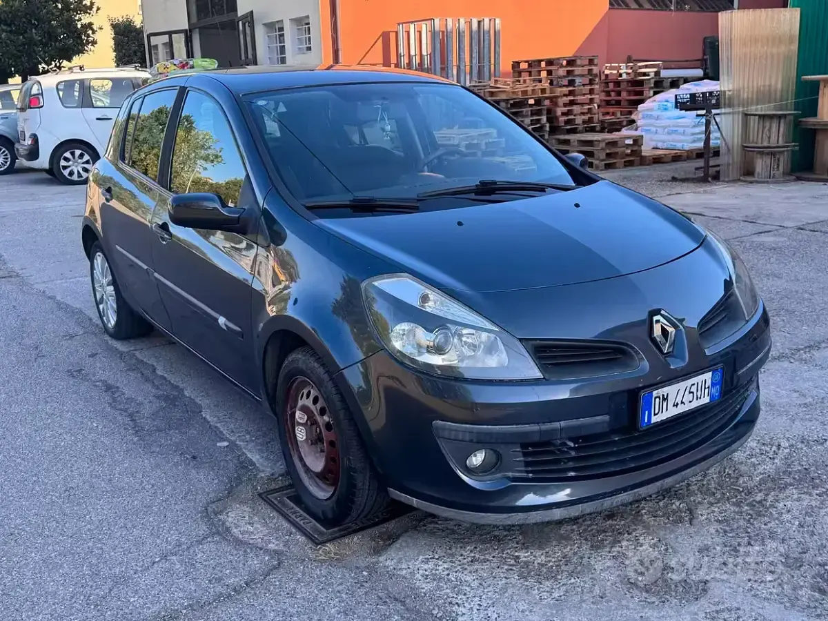 Usata Renault Clio II Dynamique 75 CV (55 kW) 2008 Berlina