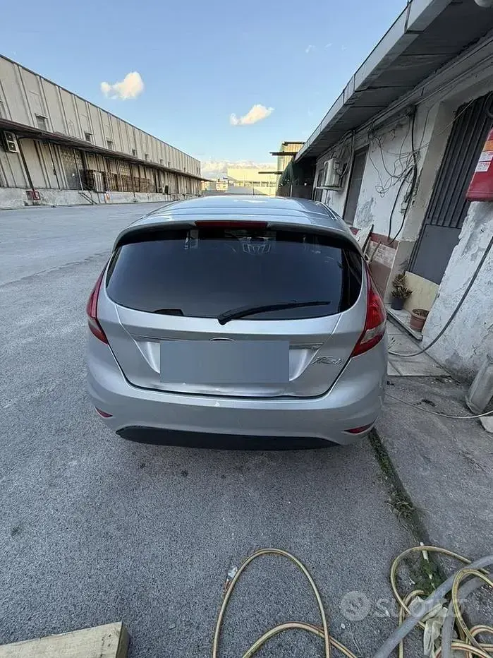 Usata Ford Fiesta 97 CV (71 kW) 2010 Grigio Berlina