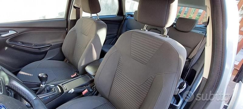 Begagnad Ford Focus 120 HK (88 kW) 2015 Grå Kombi