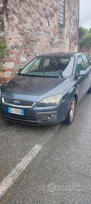 Grigio Usata 2008 Ford Focus Due volumi | 700 € (Super prezzo) - Immagine 1/2