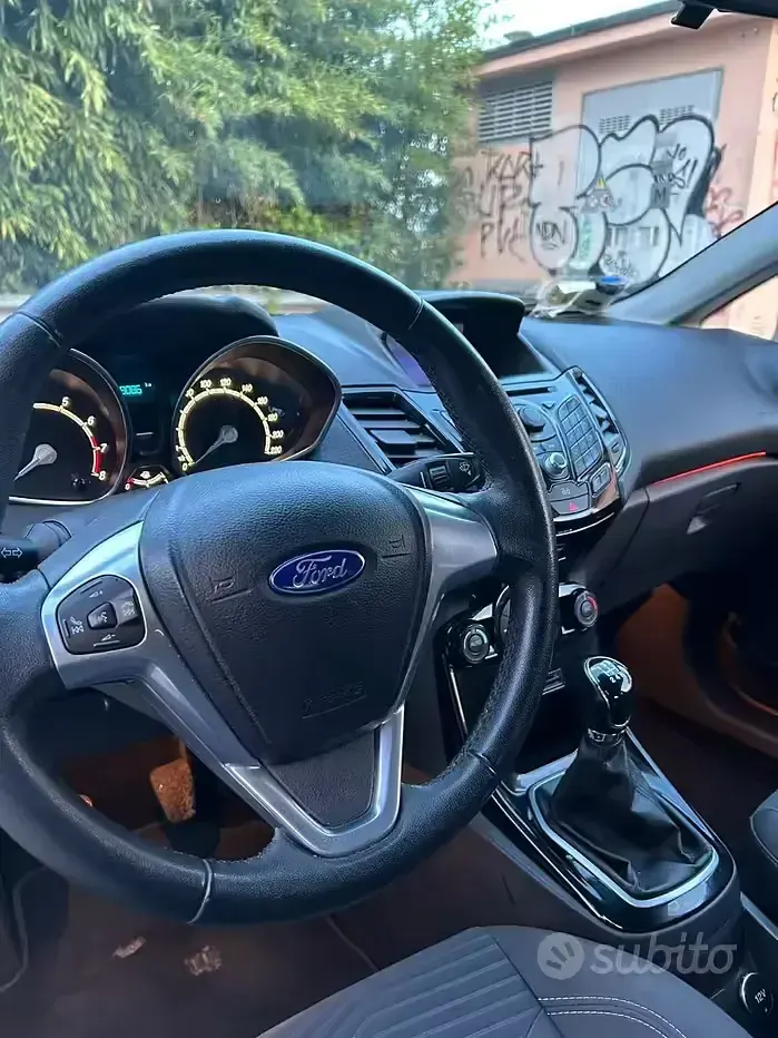 Usata Ford Fiesta 80 CV (58 kW) 2015 Nero Utilitaria