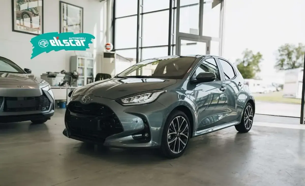 Nuova Toyota Yaris Hybrid 92 CV (67 kW) 2026 Grigio Berlina
