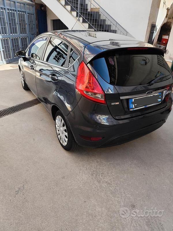 Usata Ford Fiesta Titanium 70 CV (51 kW) 2010 Blu Utilitaria