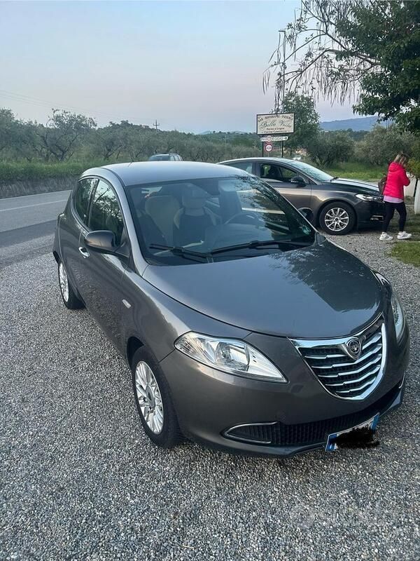 Usata Lancia Ypsilon 95 CV (69 kW) 2015 Grigio Utilitaria