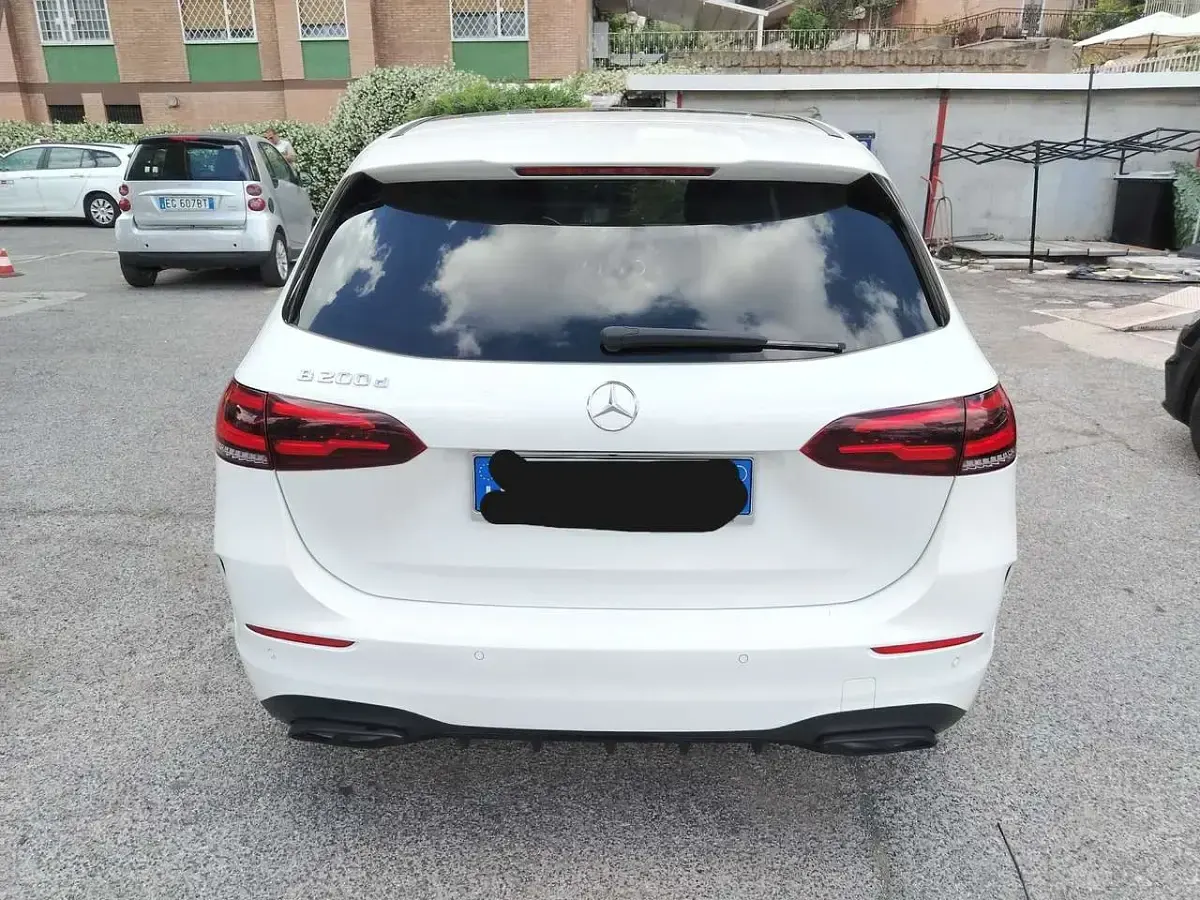 Käytetty Mercedes B200 150 HP (110 kW) 2021 Valkoinen Tila-auto