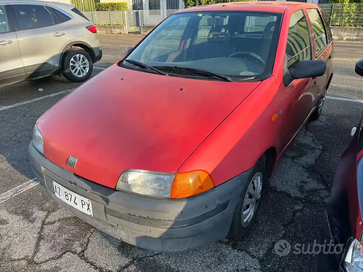 Begagnad Fiat Punto 54 HK (39 kW) 1998 Röd Sedan