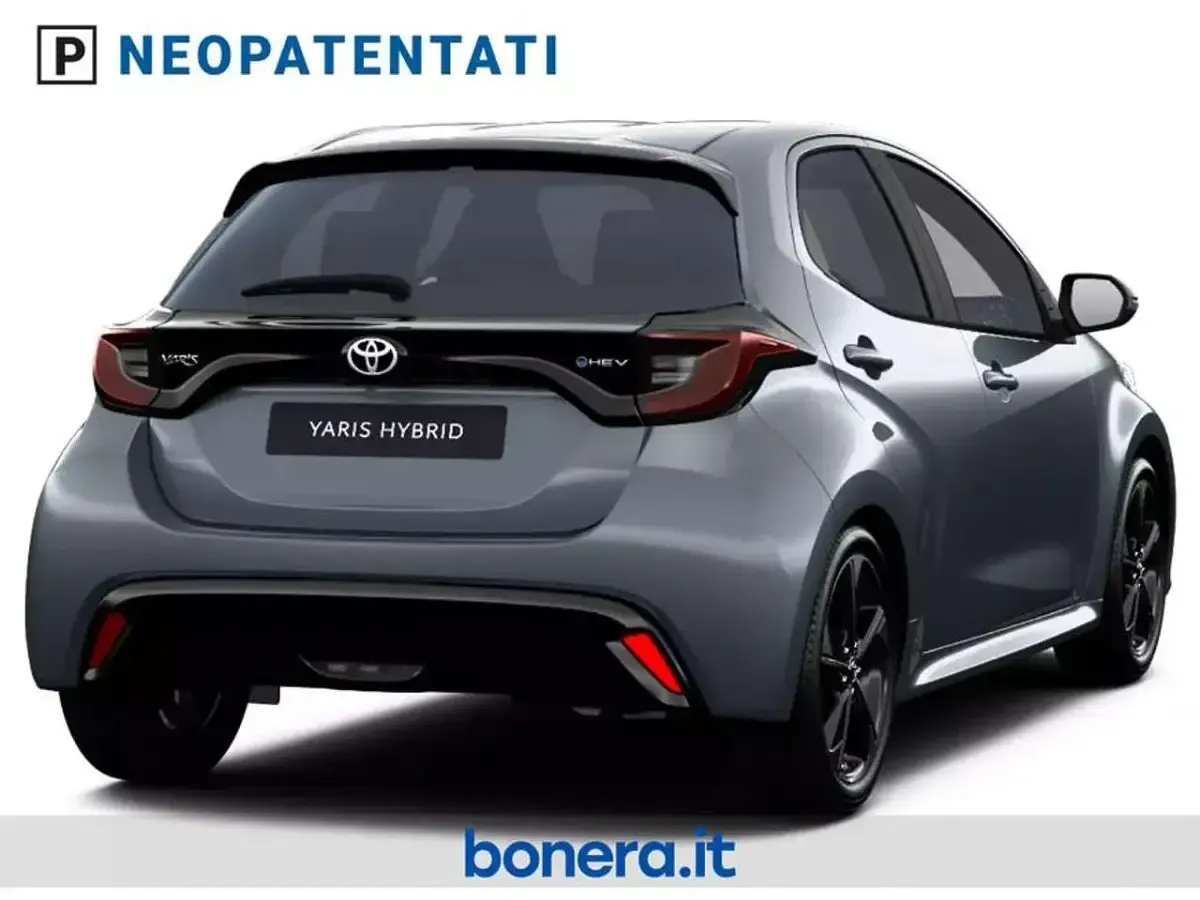 Nuova Toyota Yaris Hybrid Premium 131 CV (96 kW) 2026 Storm grey Berlina