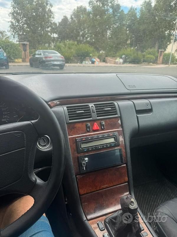 Usata Mercedes E250 136 CV (100 kW) 1999 Grigio Berlina